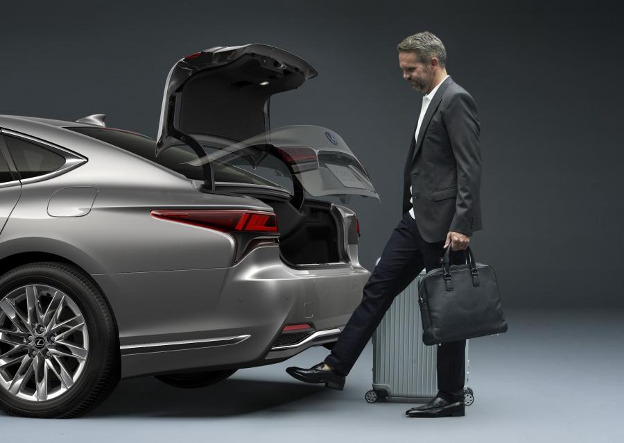 Детали экстерьера Lexus LS500h AWD 2020 года  (WW) (фото 6 из 27)